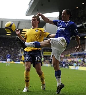 Images Dated 28th February 2009: Steven Pienaar vs. James Morrison: Clash of the Midfield Maestros - Everton vs