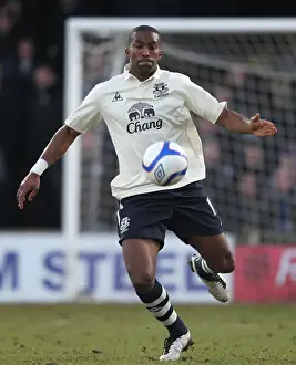 Sylvain Distin in FA Cup Action at Scunthorpe United's Glanford Park (08.01.2011)
