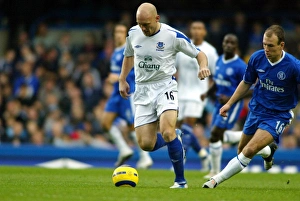 Images Dated 6th November 2004: Thomas Gravesen bursts forward