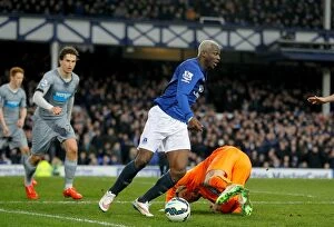 Everton v Newcastle United - Goodison Park Collection: Thrilling Moment: Arouna Kone Evades Tim Krul at Goodison Park, Just Misses Goal