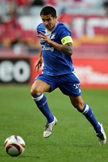 Images Dated 22nd October 2009: Tim Cahill in Action: Everton vs. SL Benfica, UEFA Europa League at Estadio da Luz
