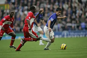 Tim Cahill Evades George Boateng: A Tactical Tussle at Everton vs Middlesbrough