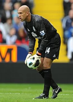 Images Dated 14th May 2011: Tim Howard in Action: Everton vs. West Bromwich Albion, May 2011 (Barclays Premier League)