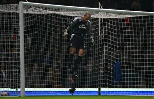 Images Dated 12th December 2007: Tim Howard's Focus: Everton's Goalkeeper Prepares for Battle against West Ham United in Carling Cup
