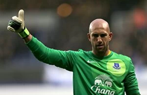 Images Dated 21st October 2012: Tim Howard's Thumbs-Up: Everton Holds Queens Park Rangers in Premier League Draw (Loftus Road)