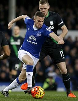 Images Dated 28th December 2015: Tom Cleverley vs Ryan Shawcross: A Battle for Possession at Goodison Park