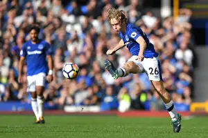 Tom Davies of Everton Facing Off Against Tottenhotspur at Goodison Park during the 2017-18 Premier League Season